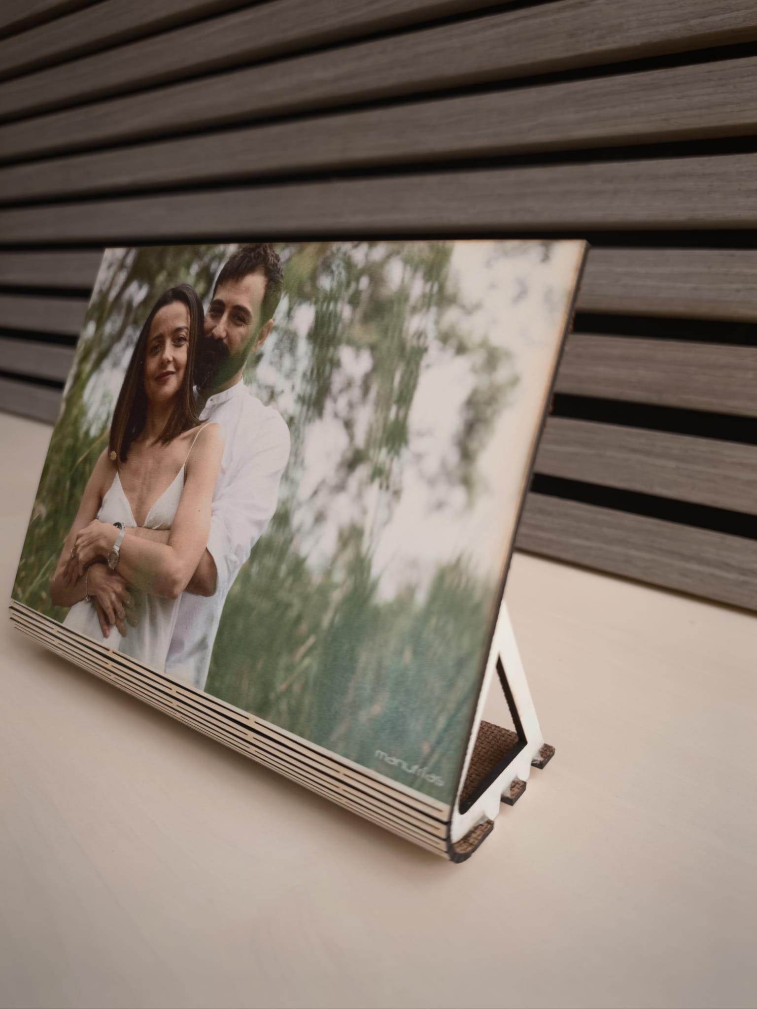 ¿Buscas un regalo de boda único para tus padres o testigos? Foto impresa en madera de 18x13 cm con soporte flexible integrado. Artesanal, original y emotivo.