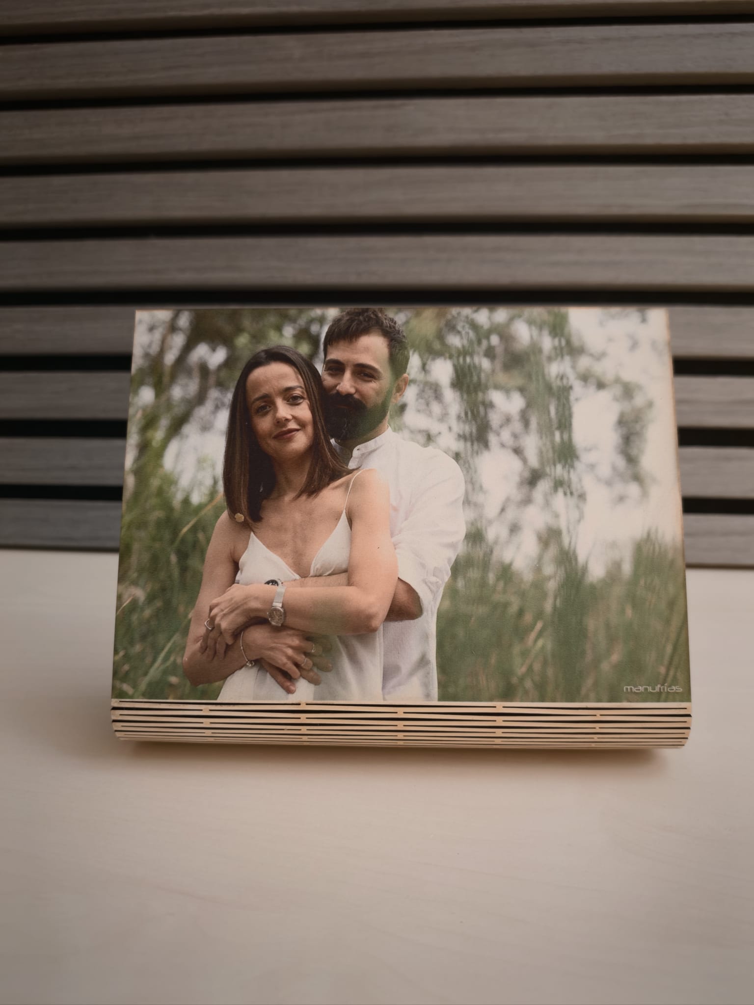 ¿Buscas un regalo de boda único para tus padres o testigos? Foto impresa en madera de 18x13 cm con soporte flexible integrado. Artesanal, original y emotivo.