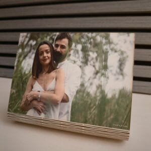 ¿Buscas un regalo de boda único para tus padres o testigos? Foto impresa en madera de 18x13 cm con soporte flexible integrado. Artesanal, original y emotivo.