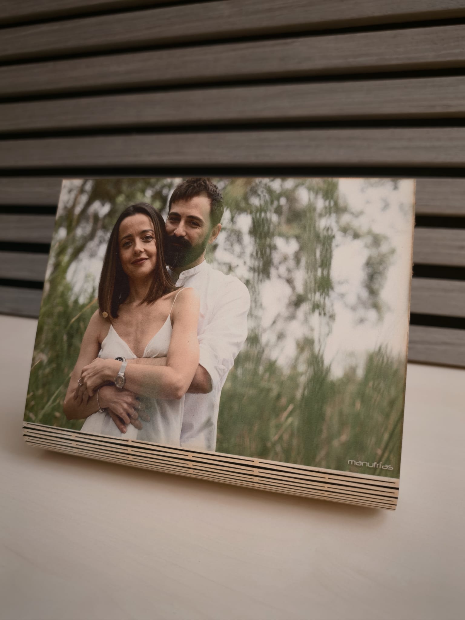 ¿Buscas un regalo de boda único para tus padres o testigos? Foto impresa en madera de 18x13 cm con soporte flexible integrado. Artesanal, original y emotivo.